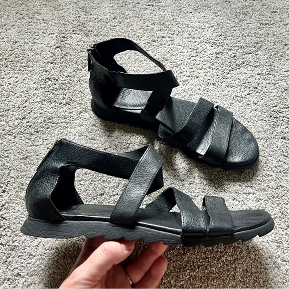 Eileen Fisher Sandals Size 9 Strappy Black Leather Lagenlook Minimal Boho Flats - Picture 1 of 5